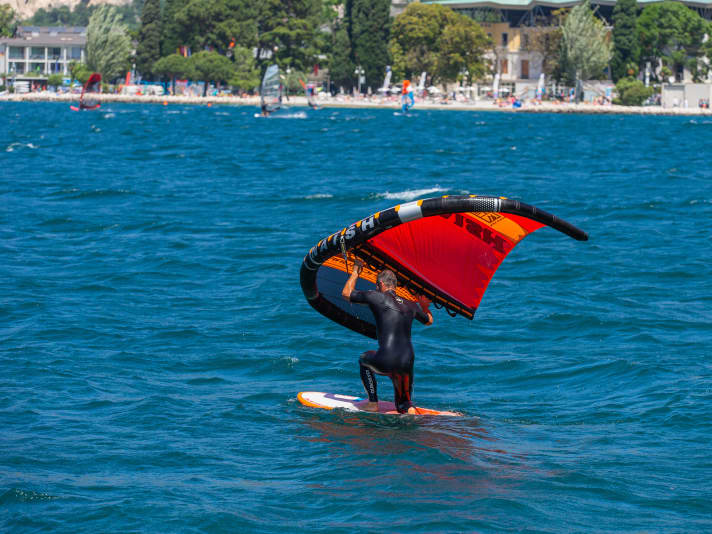 Besonders das Aufstehen ist beim Lernen des Wingsurfens eine Herausforderung. Ein Board mit genügend Volumen hilft dann enorm