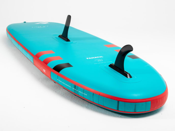 A centre fin or a centreboard in the board reduces the lateral drift in light winds enormously