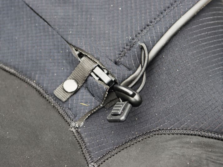 The zip is perfectly protected against water ingress
