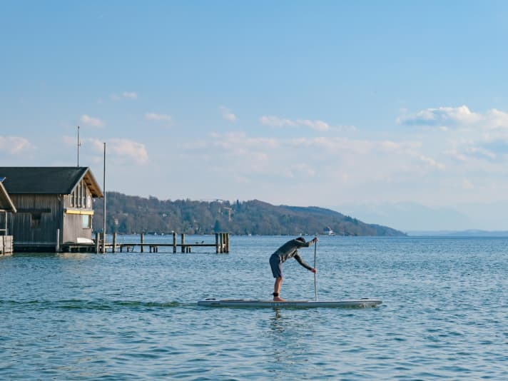 Bei 15 psi und 82 Kilo liegt das solide Paddelbrett 13‘8‘‘ pfeilgerade im Wasser.