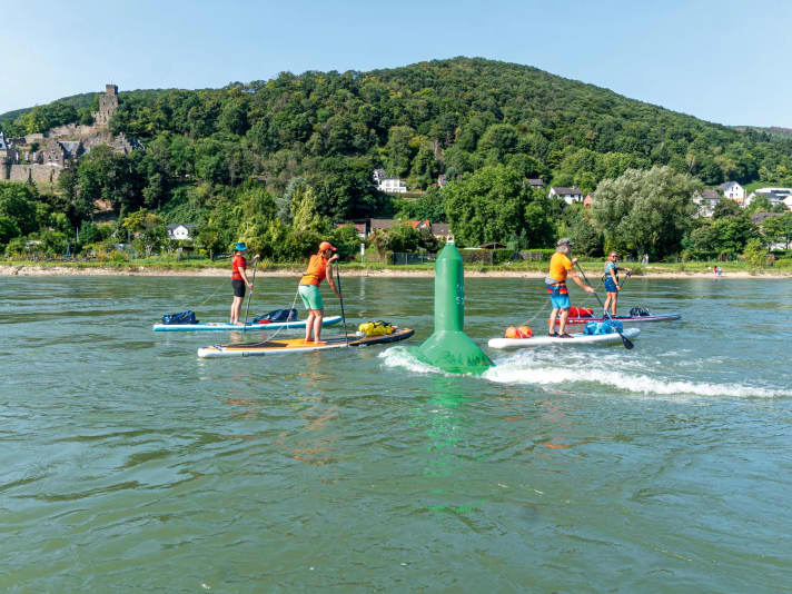 Always paddle along the left (green) or right (red) buoys to stay safely on the edge of the fairway.