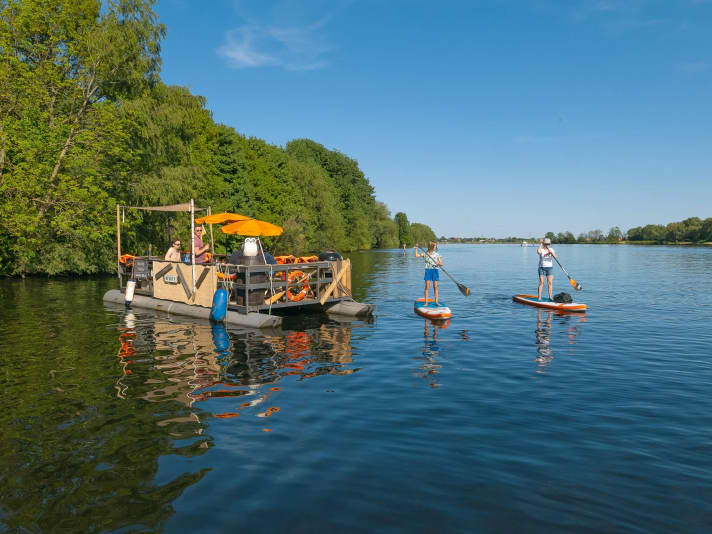 Die Dove-Elbe bietet nicht nur Ruhe. Hier haben ein paar sehr gut gelaunte Jungs eine „Water-BBQ“-Insel gemietet und machen an einem Sonntag 
Nachmittag eine gute Party.
