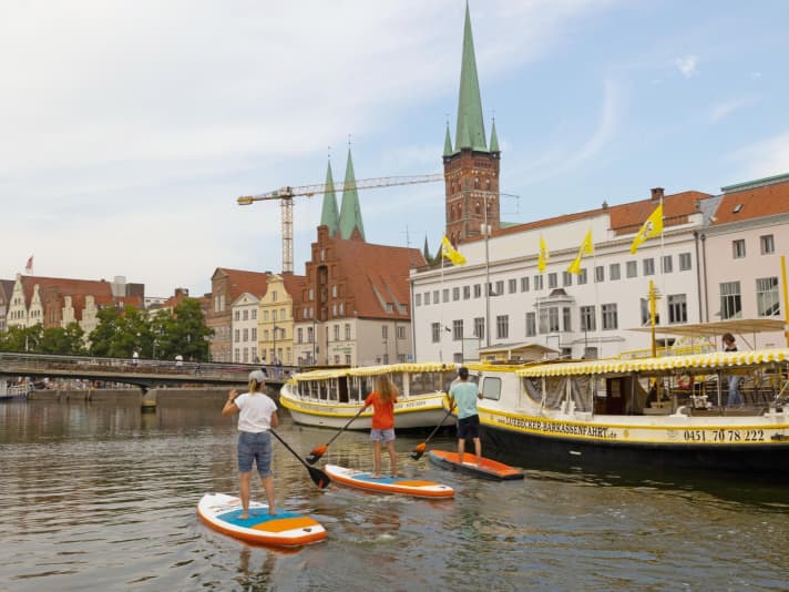 Im Altstadtkern liegt im Sommer, wenn viele Menschen draußen sind, der vielleicht kurzweiligste Teil der SUP-Runde.
