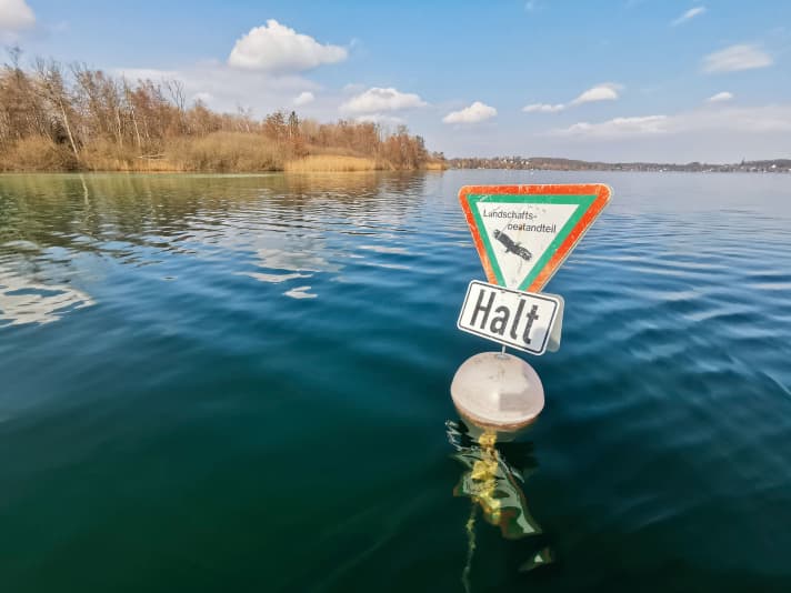 Typische Sperrgebiete mit eindeutiger Botschaft, wie man sie häufig findet: Hier einmal ein Landschaftsschutzgebiet im Wörthsee.