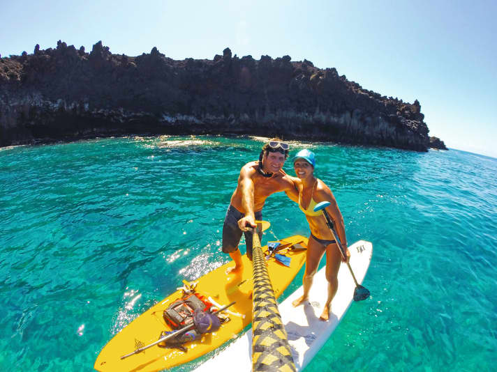 Water sports in love: Michi with wife Lara on a discovery tour on Maui's south coast.