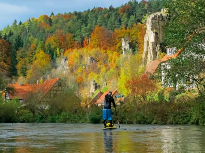 Am Ortsausgang von Velden fließt die Pegnitz entlang spektakulärer Felsen und führt dann hinaus ins schöne Pegnitztal.
