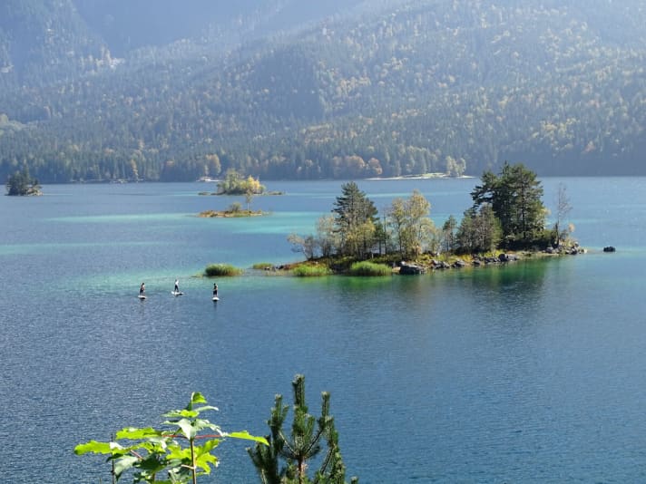 Fast karibisch wirken die Inselchen im Eibsee unter der Nordflanke des höchsten Bergs Deutschlands – der Zugspitze.