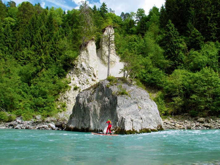 Between Versam and Reichenau, the Upper Rhine always has ­plenty of water for some fun stand-up paddleboarding.