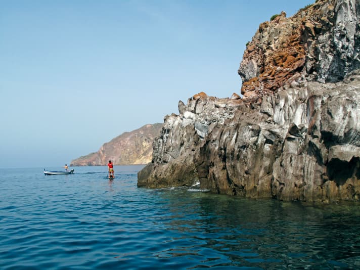 An günstigen Tagen ist die Überquerung von Insel zu Insel (im Foto: die Südspitze Liparis) durchführbar. Vorsicht:  Strömungen und viel Schnellboote.