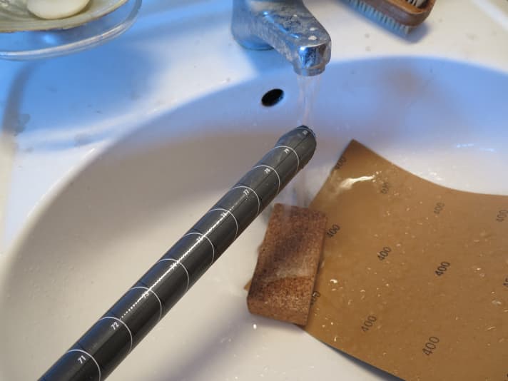 Mit 400er Nass-Schleifpapier auf einem Schleifklotz die Sägekante finishen