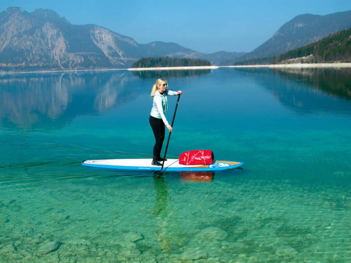 Jetzt kann der Wind am Walchensee ruhig kommen: Der Sack bleibt an Bord dank Dr. Fix und seinen Tipps zum Nachrüsten eines Gepäcknetzes