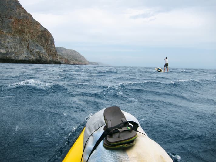 Turbo drive: the strong tailwind blows us northwards. We have to go around the 20-kilometre-long tongue of rock and hope that the wind will die down.