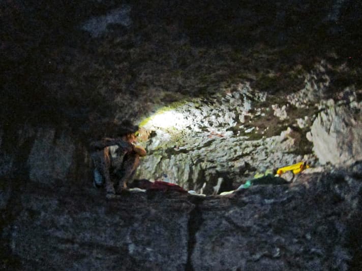 Our rescue: the rock cave. Protection against rain and storms - as long as the surf doesn't rise. I wonder who has slept here?