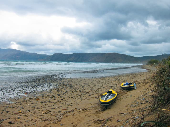 Happy Landing: Nach drei Tagen Sturm, Hoffen und Bangen spuckt uns die Brandung an den Strand von Kissamos – nicht weit von unserem Startpunkt entfernt. Wie bitter!