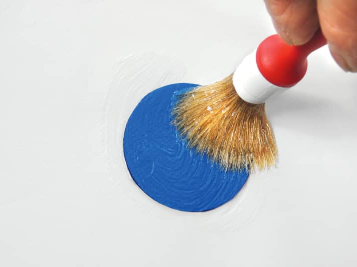 Then immediately apply the patch provided (4). After one to five minutes (the adhesive surface pulls a fine skin when lightly touched with the finger, the adhesive must not dry through), remove the tape and apply the patch...