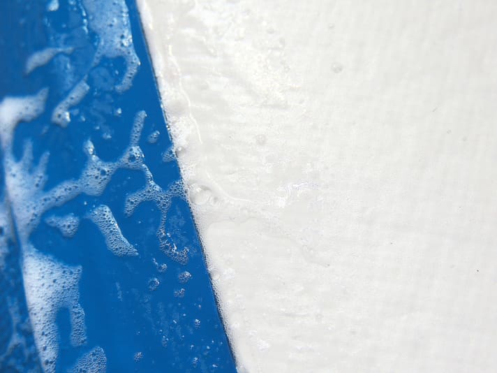 First you have to find the leak with a detergent solution (1).