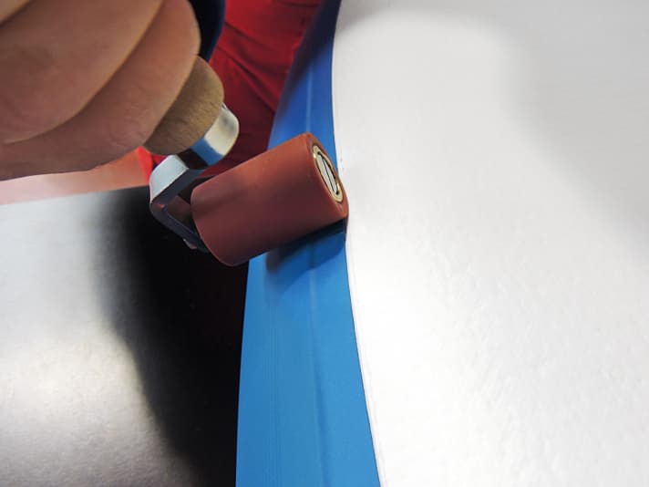 Finally, allow the adhesive to dry for a few minutes and roll it on firmly (5). Then leave to rest for a few hours.