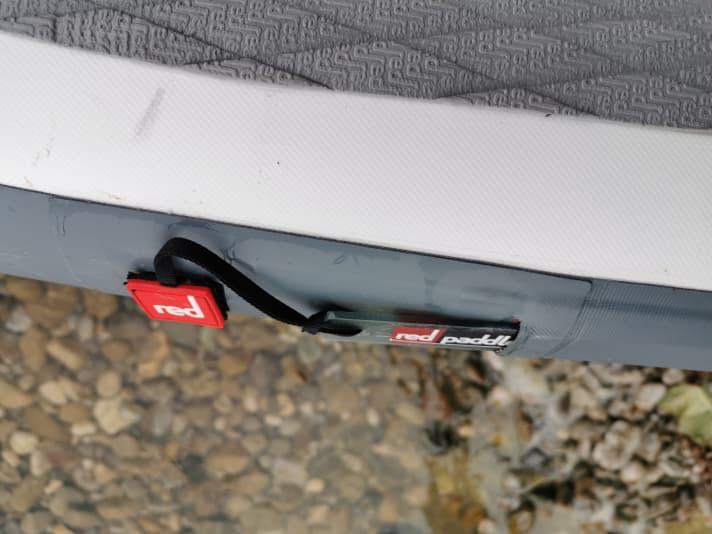 With Red Paddle, stiffening rods are pushed into glued-on pockets on both sides at about the height of the standing area.