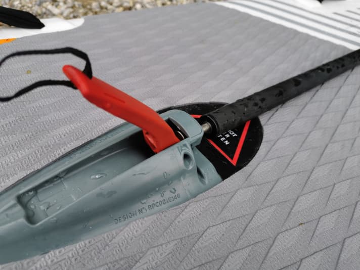Red Paddle: Mittels Spannhebel wird das Carbonrohr zum Bug verspannt, um die Aufbiegung zu verhindern.