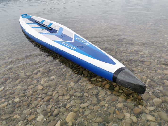 Fit Ocean: Extrem schlank vorne und mit Carbonrohr an Deck.