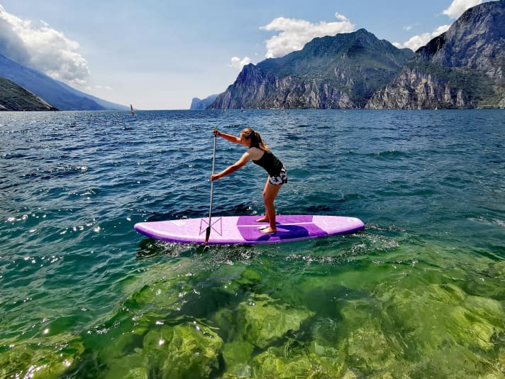 Das  Board liegt auch bei leichtem auflandigem Wind – mit entsprechender Kabbelwelle direkt vor dem Ufer – straff und steif im Wasser.