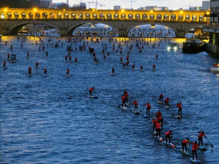 Strict rules apply: "Anyone who has not passed under the 'Pont d'léna' by 9.30 a.m. will be collected."