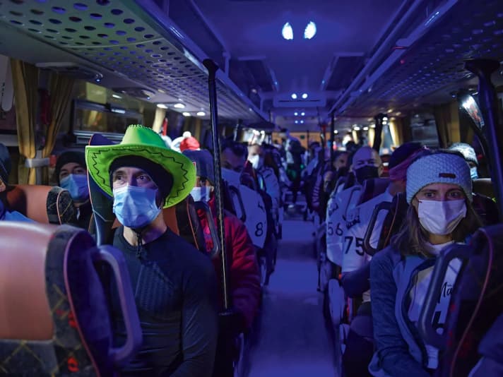 Mit Reisebussen werden die Teilnehmer zum Startplatz geshuttelt.