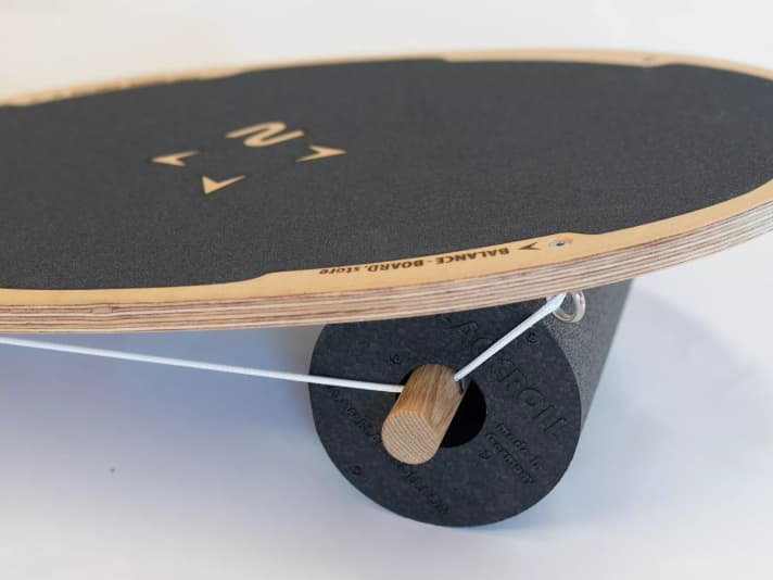 Mit cleverer Seilführung wird das Board an der Rolle fixiert und erlaubt dennoch nahezu freies Rollen.