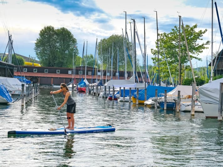 Gerade noch legal unterwegs auf dem öffentlichen Durchfluss auf der Würm. Zwischen den Booten ist bereits privates Hafengebiet und SUPs nicht erlaubt.