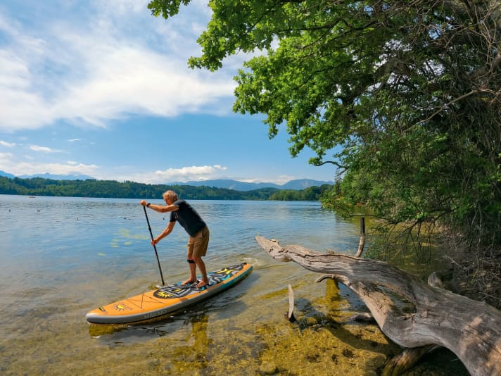 Classic use for these boards: Moderate tours on inland lakes like here on the Staffelsee in Upper Bavaria - and as a bouncy castle and bathing island anyway.