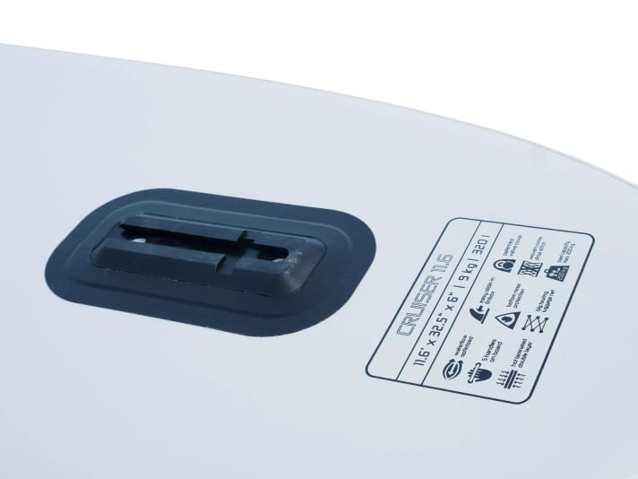 The good old sliding fin box. Several manufacturers still use this. The advantage is the quick assembly of the fin. When rolled up under tension, it can bend a little, especially when hot - but this can also be bent back in exactly the same way.