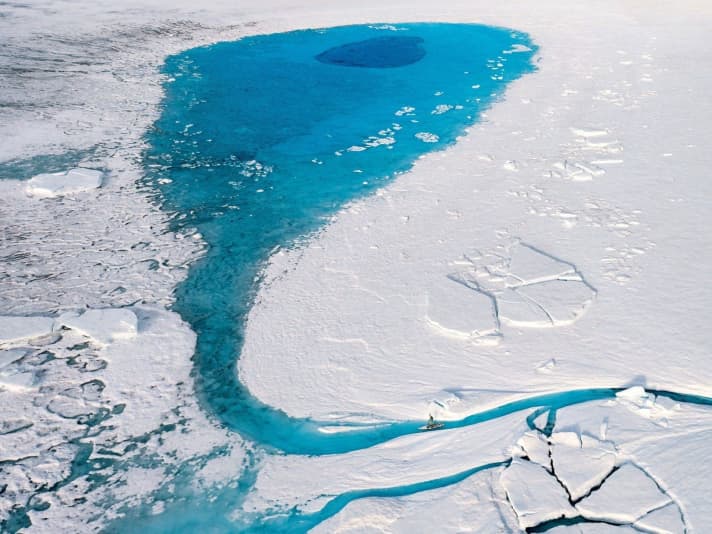 Der See wird nur von einem kleinen Rinnsal gespeist, das sich den Weg vom Ufer durch die Tiefen des Wassers bahnt, um einen Abfluss zu finden.