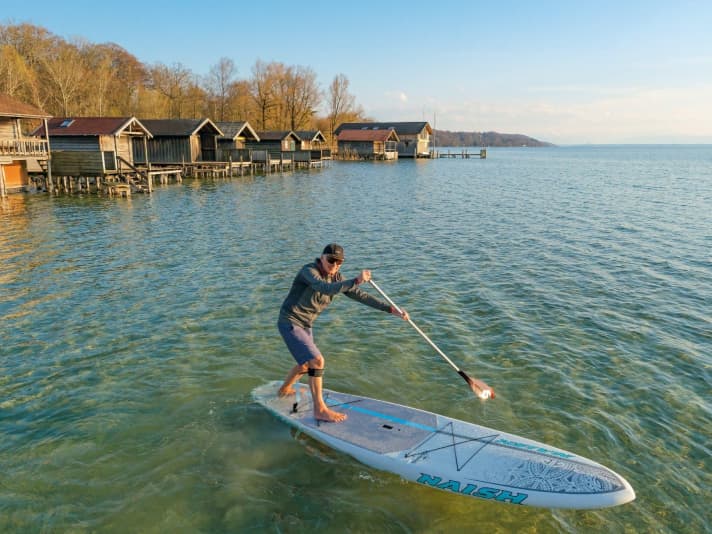 Mit Designanleihen von den Hawaii-Oceanboards entpuppt sich das Naish Touring auch auf dem See als gut drehendes und flüssig zu paddelndes Touringboard.