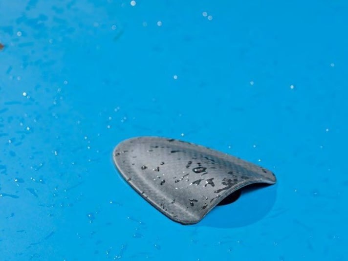 The so-called drain covers in the underwater hull are made of carbon and efficiently cover the drain holes.