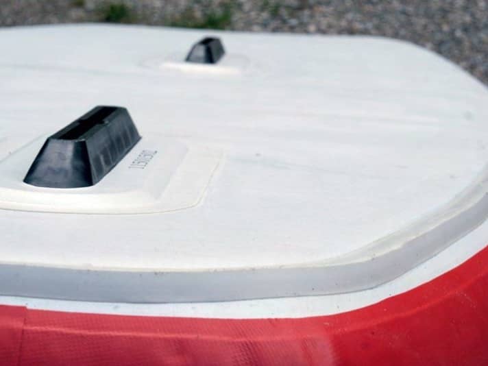 Die scharfe Abrisskannte sorgt auch noch bei drei Windstärken für Spaß mit dem Surfsegel, wenn das Board sich ins Halbgleiten schiebt und der Widerstand vergleichsweise gering bleibt.