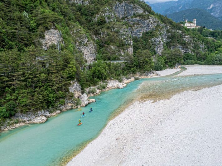 Nur dank des Regens können Markus, Oliver und Toby auf dem Fluss Tagliamento paddeln.