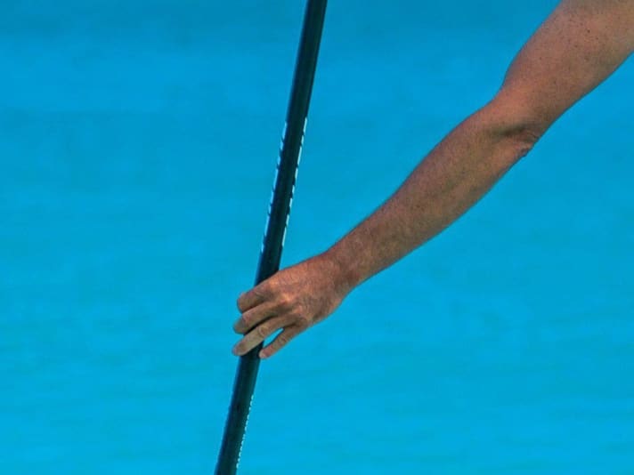 The arm should remain stretched during the pulling phase.