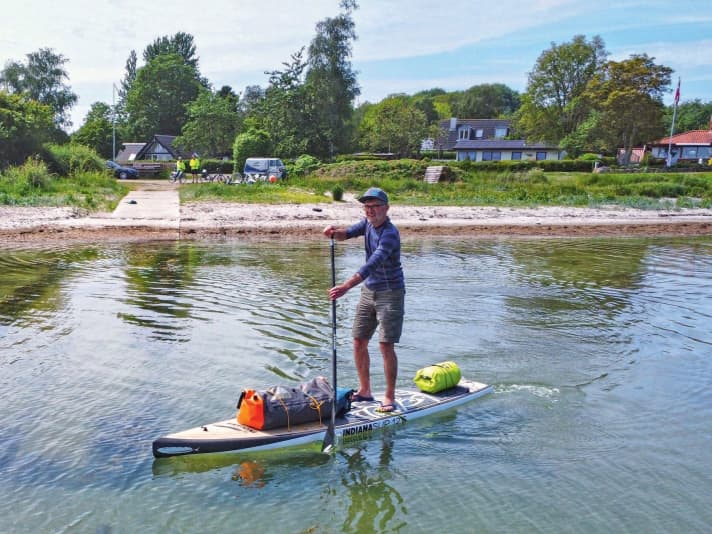 Auf der Tour an der Nordküste von Ærø paddelt Jörg größtenteils im seichten Wasser in Strandnähe. Die farbenprächtigen Häuser wie links in Søby finden sich überall auf der Insel.