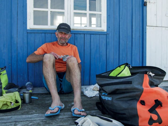 In Dänemark gibt es zahreiche Plätze, an denen man sein Zelt für eine Nacht aufschlagen darf. Alles Nötige für den Kurztrip hat Jörg wasserdicht auf seinem Tourenboard verstaut.