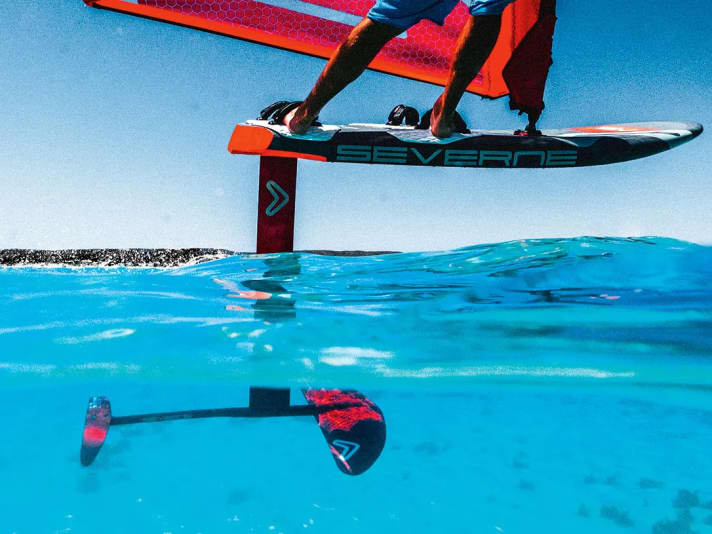 In relaxed foil surfing, the foil mast sits under the rear loop and the front wing between the feet. The sportier a foil is set up, the further forwards the wing sits - this then requires a wide tail and loops positioned far out.