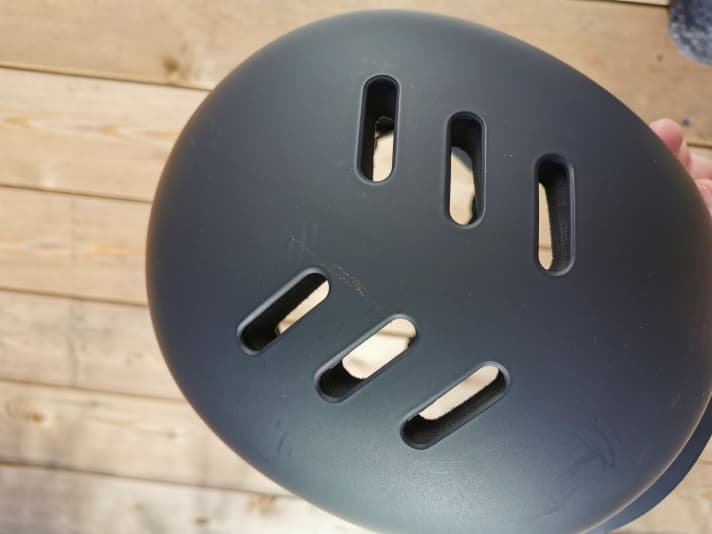 Ample ventilation slits ensure a well-ventilated head.