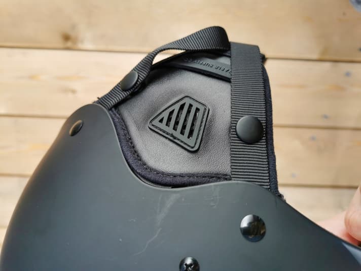 The ear cover is secured with press studs and can be removed.