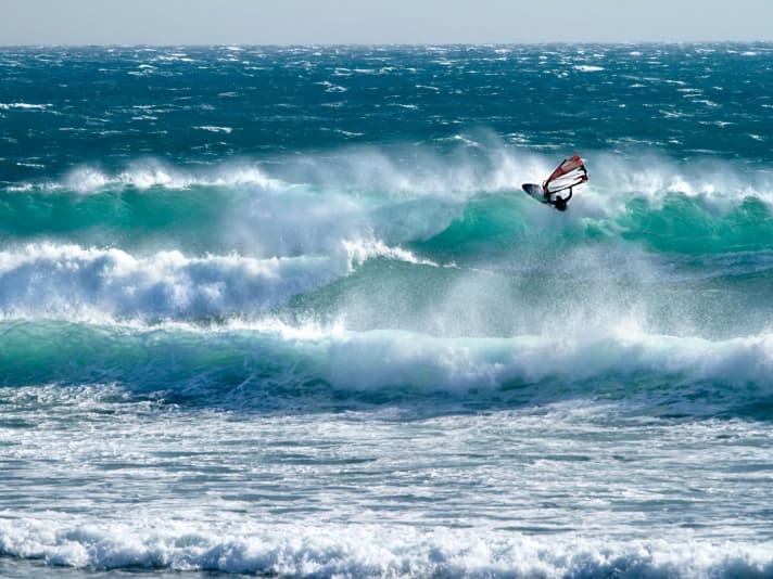 Carro is located to the west of Marseille and can deliver tremendous wave conditions. That's when experts are needed.