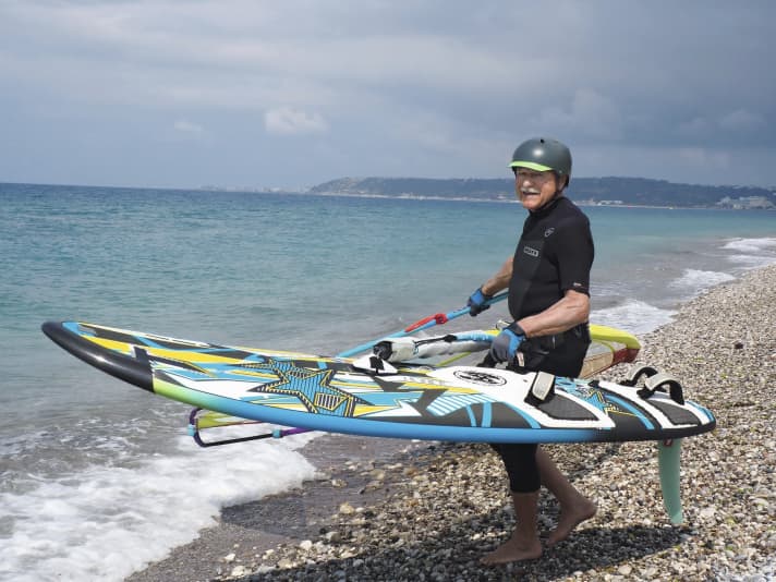 Since suffering a head injury, Heiner has had to wear a helmet. Apart from that, he doesn't shy away from strong winds.