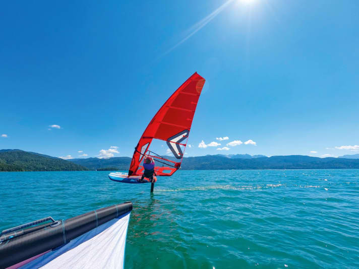 2,20 Meter ist eine ordentliche Länge für ein Foilboard – die aber zum Abheben bei leichtem Wind weniger Körpereinsatz und Fahrtechnik erfordert.