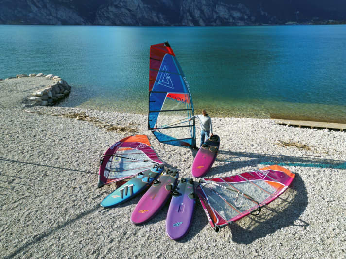 Ein komfortables Freerideboard mit camberlosem Segel ist die Ausgangsposition. Schnellere Boards, Segel und Finnen zum Upgrade liegen bereit.