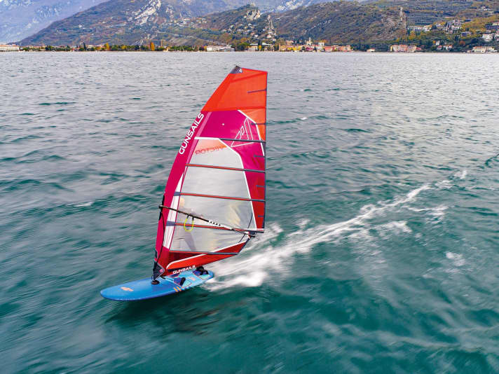Das Freeracesegel Vector mit drei Cambern hilft auch einem sportlichen Freerideboard auf die Sprünge und passt von der Charakteristik noch gut.