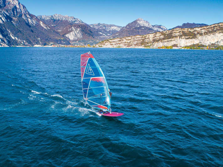 Der JP Magic Ride mit dem camberlosen Gunsails Zoom ist die klassische Freeride-Kombi: schon ziemlich schnell, aber auch easy und komfortabel.