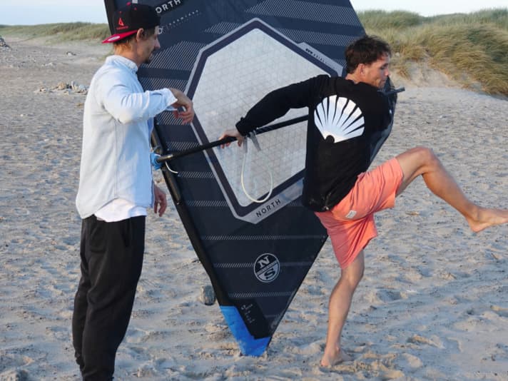 Flo Jung zeigt die ersten Trockenübungen an Land