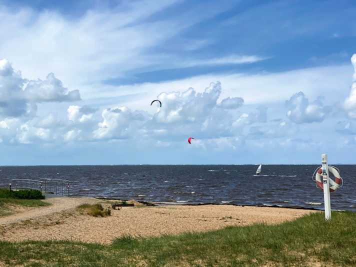 Even though there is no surf school or hire shop in Skaven, the spot is very popular due to the free westerly wind.